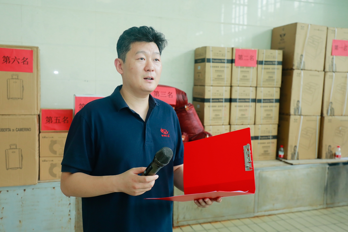 03-公司工會(huì)副主席、總經(jīng)理助理彥祺主持活動(dòng)閉幕式.JPG