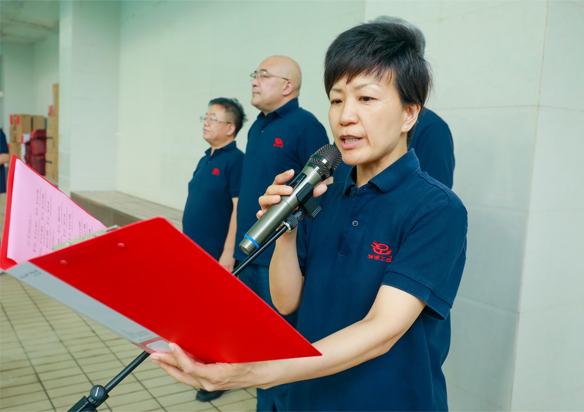 02-公司工會(huì)主席、副總經(jīng)理時(shí)群英宣讀比賽成績(jī)1.JPG