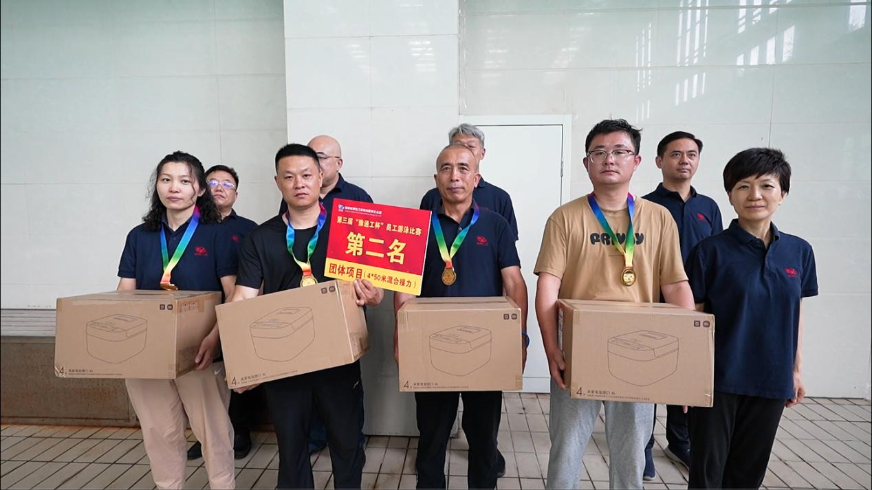08公司工會(huì)主席、副總經(jīng)理時(shí)群英為榮獲450米接力項(xiàng)目第二名的：第十三分工會(huì)（焦作分公司）頒獎(jiǎng)表彰.jpg